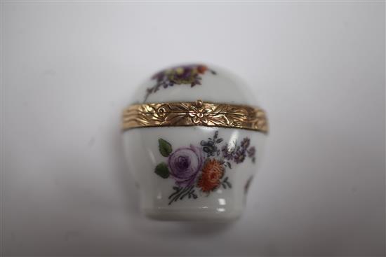 A Meissen porcelain thimble case, c.1750, height 3.3cm